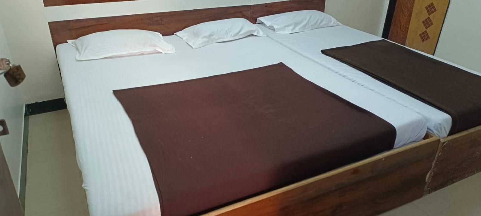 Sai Ganesh Guest House Shirdi Bagian luar foto